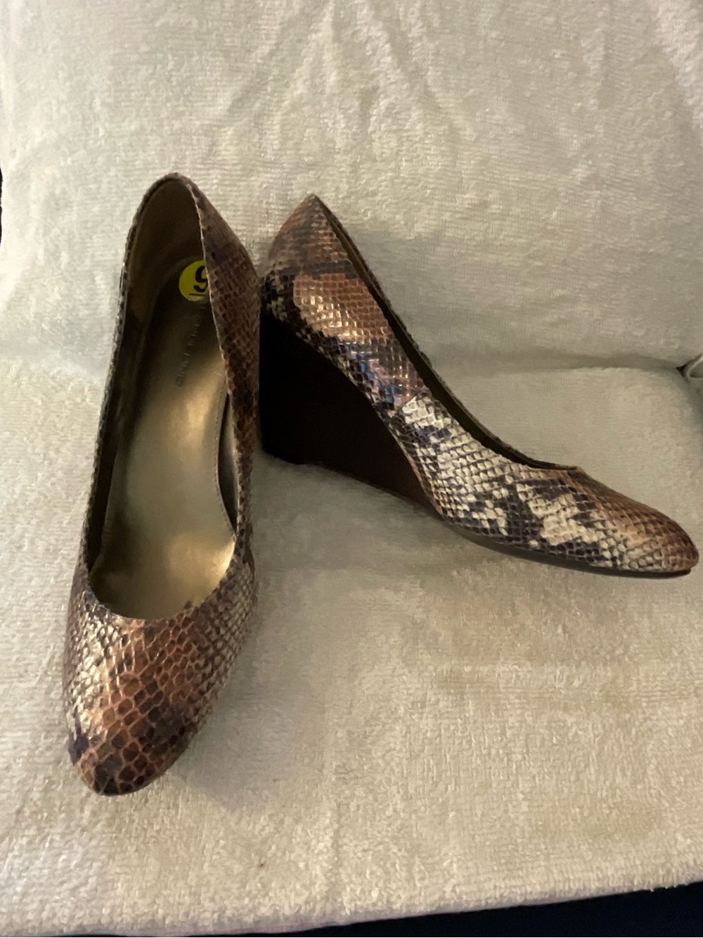 Bandolino faux leather snakeskin wedge